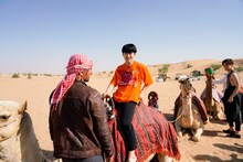 ラクダに乗る佐野玲於。（撮影：荒金大介）