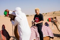 ラクダに乗る小森隼。（撮影：荒金大介）