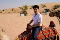 ラクダに乗る中務裕太。（撮影：荒金大介）