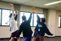 アオイロコチームによる「STUPiD」パフォーマンスシーン。