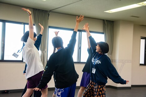 アオイロコチームによる「STUPiD」パフォーマンスシーン。