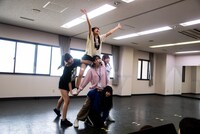 WAggによる「STUPiD」パフォーマンスシーン。