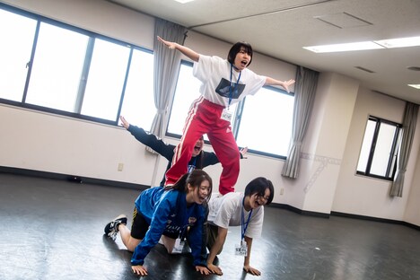 ファンファンチームによる「STUPiD」パフォーマンスシーン。