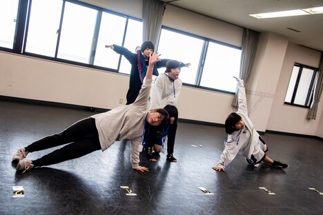 セックスサマーチームによる「STUPiD」パフォーマンスシーン。