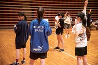 練習中のチームビッチ。