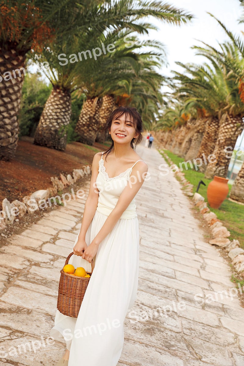 秋元真夏(乃木坂46)2nd写真集「しあわせにしたい」SHIBUYA TSUTAYAの限定ポストカード。(撮影:倉本GORI)