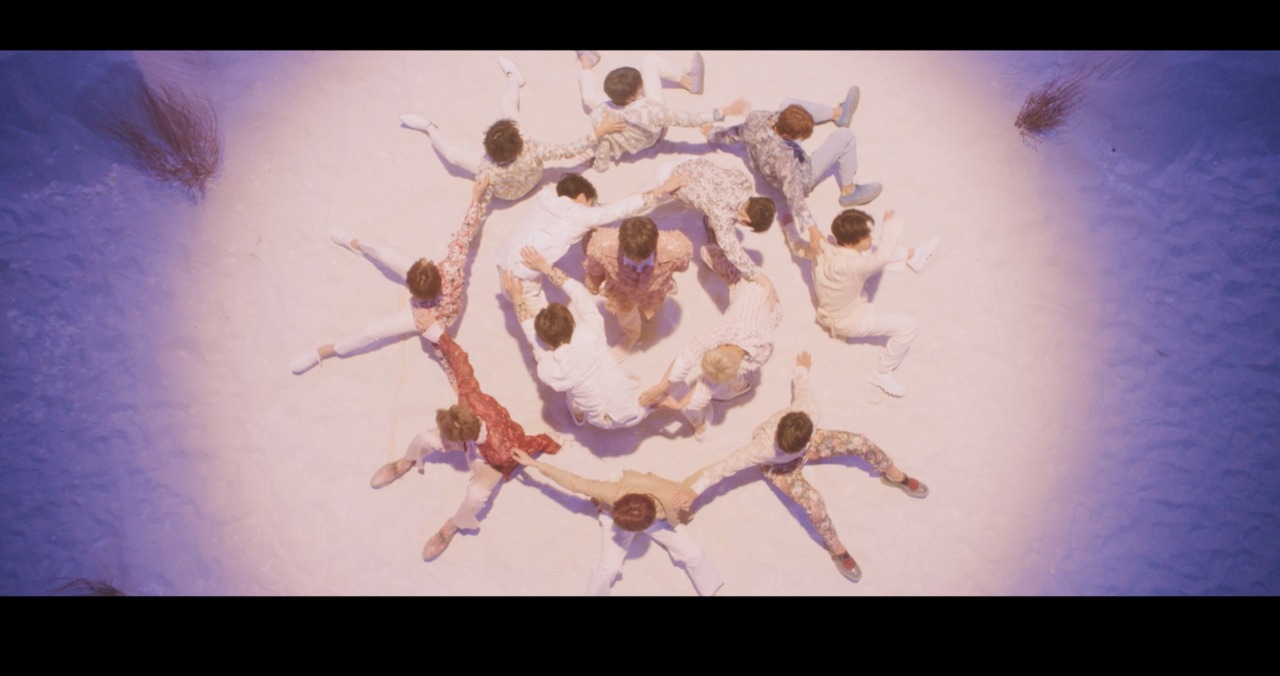 SEVENTEEN「舞い落ちる花びら（Fallin' Flower）」ミュージックビデオより。