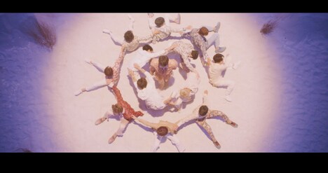 SEVENTEEN「舞い落ちる花びら（Fallin' Flower）」ミュージックビデオより。