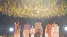 SEVENTEEN「舞い落ちる花びら（Fallin' Flower）」ミュージックビデオより。
