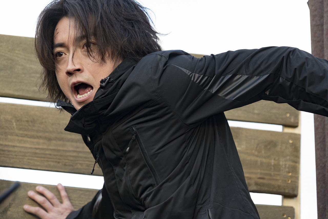 映画「太陽は動かない」より。(c)吉田修一／幻冬舎 (c)2020「太陽は動かない」製作委員会