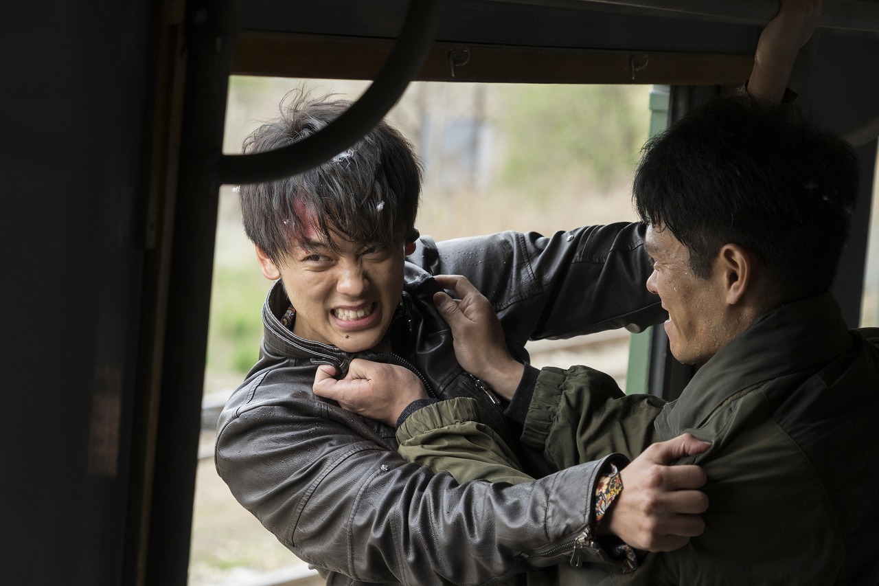 映画「太陽は動かない」より。(c)吉田修一／幻冬舎 (c)2020「太陽は動かない」製作委員会