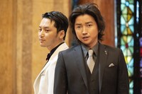 映画「太陽は動かない」より。(c)吉田修一／幻冬舎 (c)2020「太陽は動かない」製作委員会