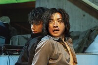 映画「太陽は動かない」より。(c)吉田修一／幻冬舎 (c)2020「太陽は動かない」製作委員会