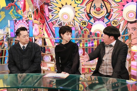 剛力彩芽とバナナマン。(c)フジテレビ