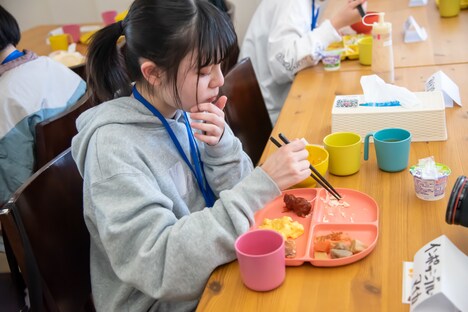 デスソース入りごはんを食べるインポッシブル・マイカ。