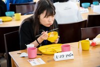 デスソース入りごはんを食べるモンスターアイドル。