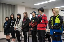 左からトギー（BiS）、月ノウサギ（GANG PARADE）、ユイ・ガ・ドクソン（GANG PARADE）、ナオ・オブ・ナオ（豆柴の大群）、MiDORiKO EMPiRE（EMPiRE）、ウルウ・ル（CARRY LOOSE）、セントチヒロ・チッチ（BiSH）。