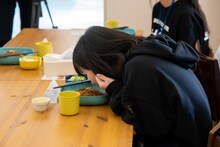 焼きそばの匂いを嗅ぐトギー（BiS）。