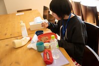 デスソース焼きそばを食べるファンファン。