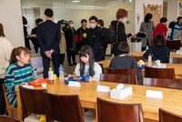 デスソース焼きそばを食べるフショージ・メグミ、食が進まないサアヤイト。