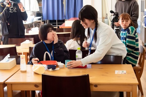 デスソース焼きそばを食べるファンファンに水を運んできたトト・パーティン・トト。