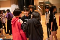 ガミヤサキに声をかけるトギーとア・アンズピア。