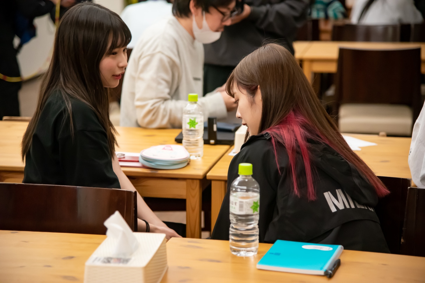 左からモンスターアイドル、ナオ・オブ・ナオ（豆柴の大群）。
