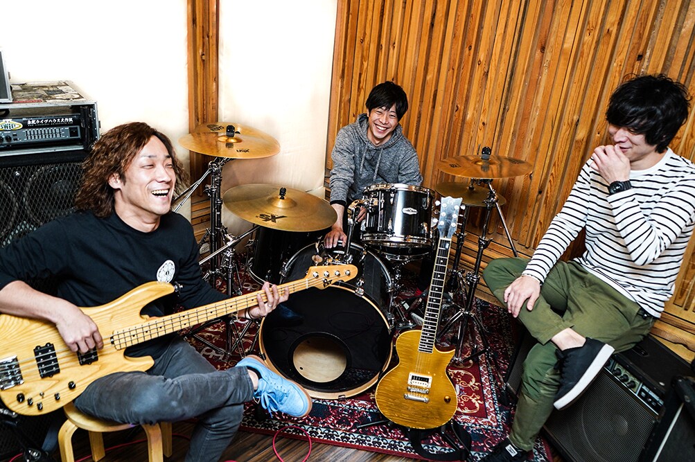 locofrank。中央がサポートドラマーの横川慎太郎。