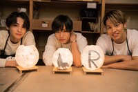 照明クラフトの制作体験をする3人。左から吉野北人、川村壱馬、RIKU（THE RAMPAGE from EXILE TRIBE）。