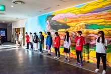 「WACK合同オーディション2020」4日目のスクワット対決の様子。