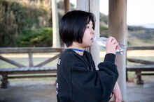 炭酸水を飲むウルウ・ル（CARRY LOOSE）。