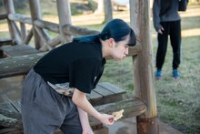 メロンパンを食べるMiDORiKO EMPiRE（EMPiRE）。