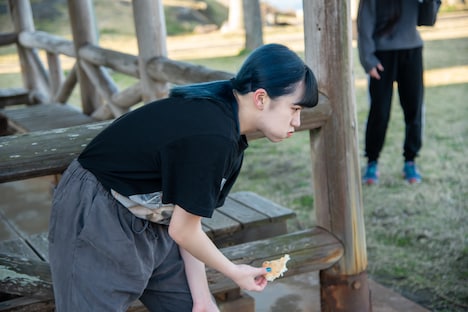 メロンパンを食べるMiDORiKO EMPiRE(EMPiRE)。