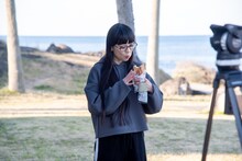 菓子パンを食べるユイ・ガ・ドクソン（GANG PARADE）。