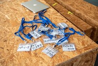 脱落者のネームタグ。