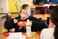 デスソース入り中華丼を食べるセントチヒロ・チッチ（BiSH）。