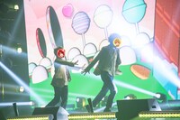 るぅと（右）を追いかける莉犬（左）。（撮影：林晋介、東美樹）