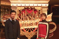MCのハマ・オカモト（左）と松岡茉優（右）。