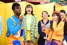 左からアイクぬわら、小川桜花、増田來亜、原田都愛、鶴屋美咲。