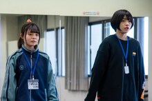 インポッシブル・マイカ、ウルウ・ル（CARRY LOOSE）によるコントの様子。