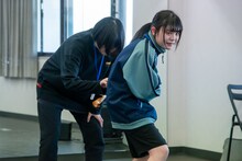 ウルウ・ル（CARRY LOOSE）、インポッシブル・マイカによるコントの様子。