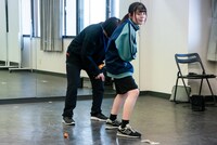 ウルウ・ル（CARRY LOOSE）、インポッシブル・マイカによるコントの様子。