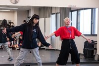 ユイ・ガ・ドクソン（GANG PARADE）、モンスターアイドルによるショートコントの様子。