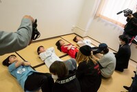 敗者復活をかけた腹筋対決中の火星からウナギ、トト・パーティン・トト、モンスターアイドル、シオ・フォレスト。