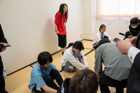 スクワット対決で勝利したモンスターアイドルと、脱落が決まりうなだれる火星からウナギ、トト・パーティン・トト、シオ・フォレスト。