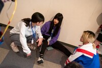 サアヤイト（WAgg）の足をマッサージするトト・パーティン・トト、セントチヒロ・チッチ（BiSH）。