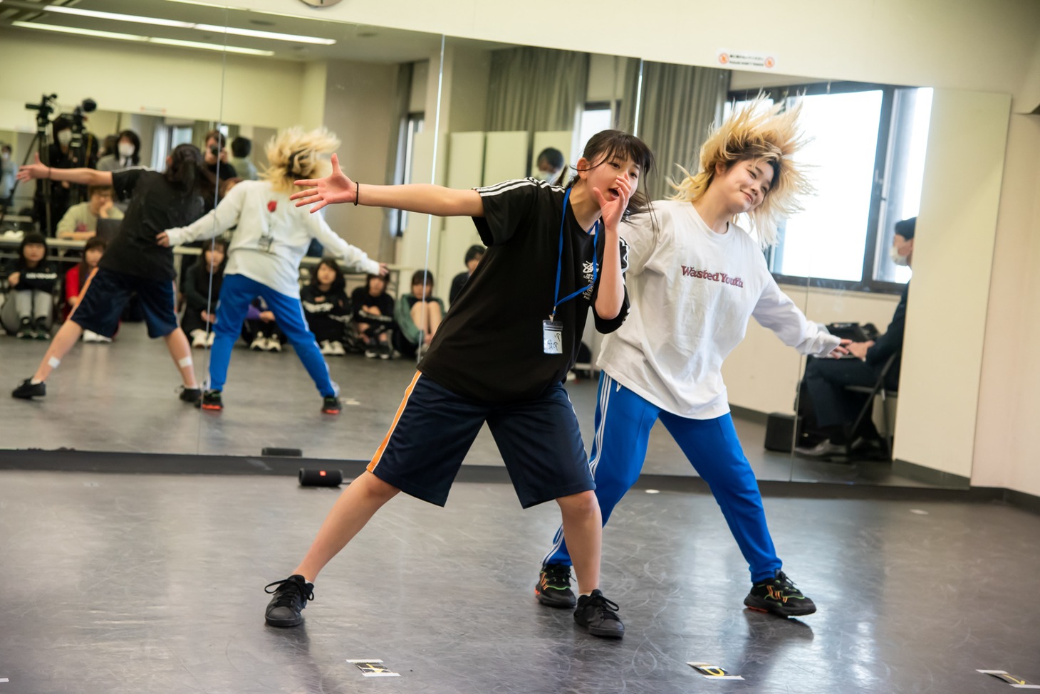 ア・アンズピア（WAgg）、セントチヒロ・チッチ（BiSH）。