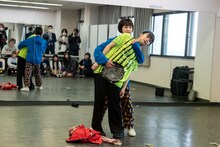 テツandトモに扮した一発芸を披露するMiDORiKO EMPiRE＆アオイロコ・カンパイア。