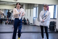 キラ・メイ（WAgg）、ナオ・オブ・ナオ（豆柴の大群）によるショートコントの様子。