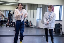 キラ・メイ（WAgg）、ナオ・オブ・ナオ（豆柴の大群）によるショートコントの様子。